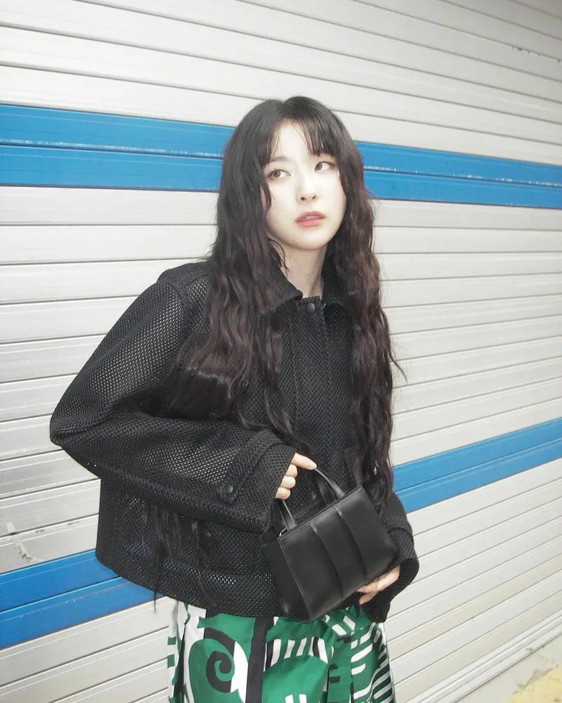 “남다른 시선 머문다”…강슬기, 여름 밤의 흑백 대비→시크한 존재감 / 걸그룹 레드벨벳 강슬기 인스타그램