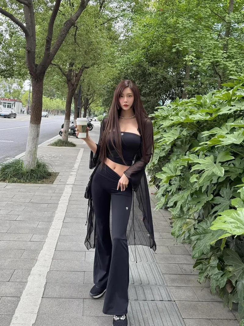 “시선을 가르는 검정의 유연함”…클라라, 한여름 저녁→도심 산책의 여운 / 배우 클라라 인스타그램