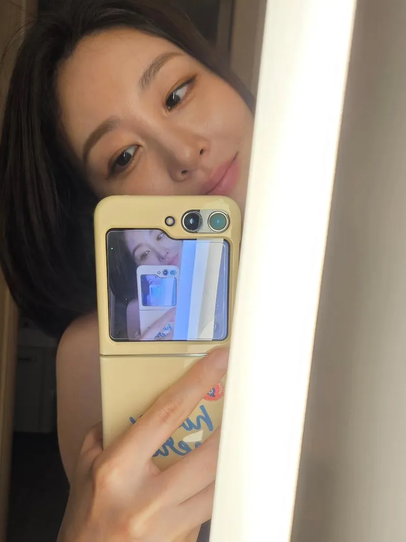 “그간의 외모쳌”…신아영, 고요한 밤의 시선→거울 셀카로 전한 온기 / 아나운서 신아영 인스타그램