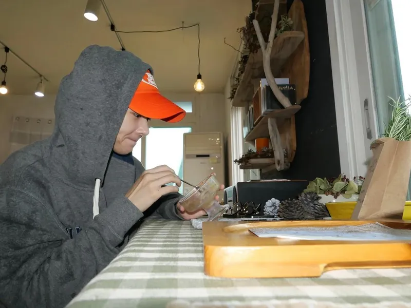 “빗물을 닮은 저녁”…서예지, 평화 속 여운→회색 후드에 스민 사색 / 배우 서예지 인스타그램