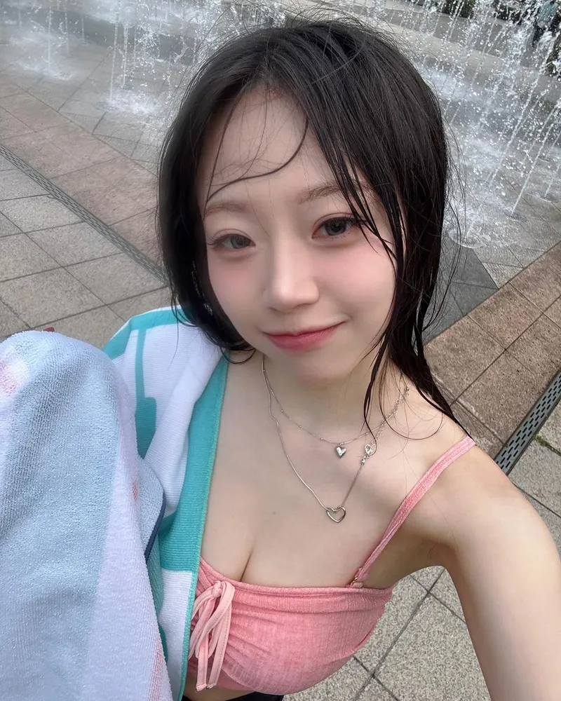 “생김새가 자연스러워졌죠”…김지원, 여름의 싱그러움→청량 미소 / 걸그룹 시그니처 김지원 인스타그램