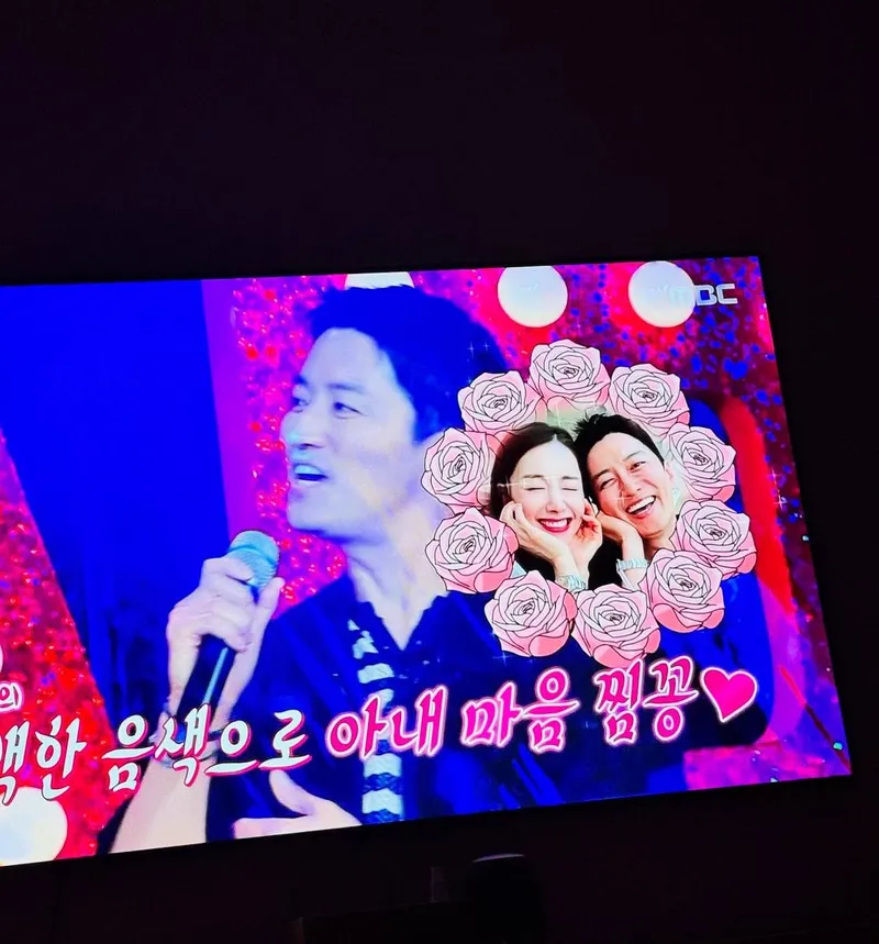 “라디오 부스 속 웃음꽃”…소이현, 밝은 미소로→부부애 압도 / 배우 소이현 인스타그램