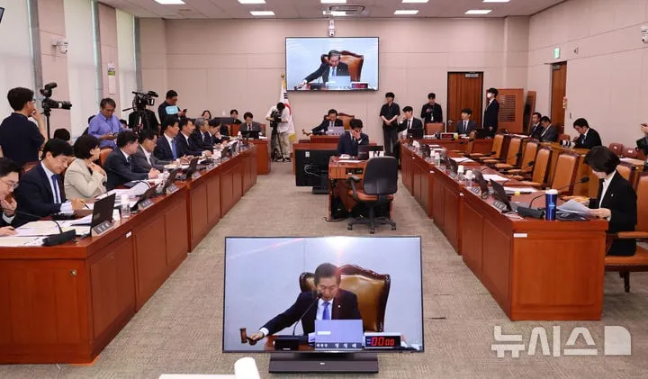 정청래 법사위원장이 국민의힘 의원들이 퇴장한 가운데 전체회의를 진행하고 있다 / 뉴시스