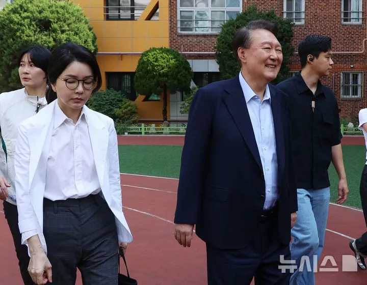 윤석열 전 대통령과 김건희 여사가 투표소를 나서는 모습. 2025.06.03 / 뉴시스