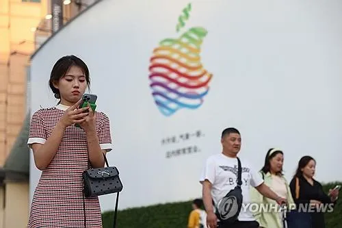 애플, 알리바바 AI 탑재 아이폰 중국 출시 지연…미중 무역갈등에 규제 장벽
