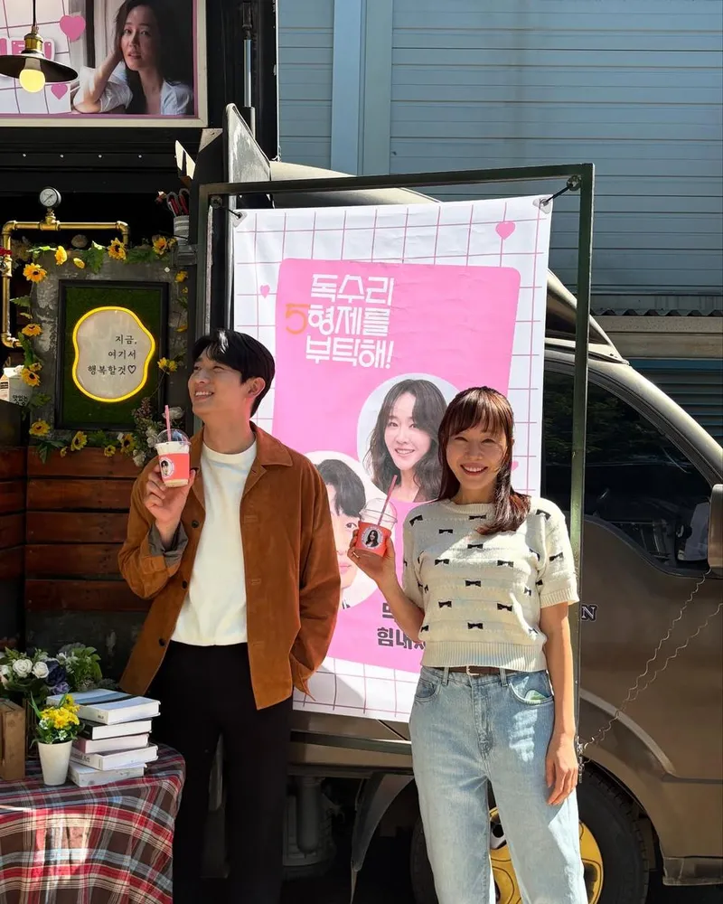 “고마운 마음에 미소 지으며”…엄지원, 환한 외부 촬영 현장→설렘 가득 인증 / 배우 엄지원 인스타그램