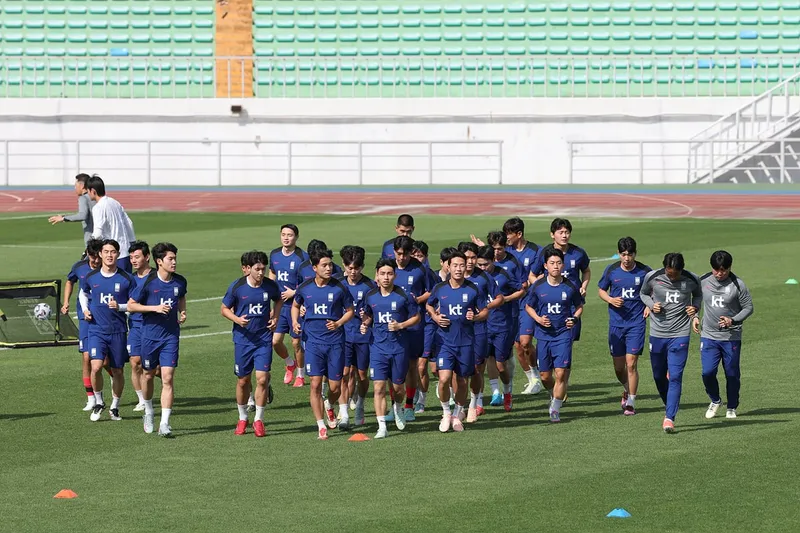 “데뷔전 긴장 속 결연한 각오”…이민성, ‘U-22 축구국가대표팀’ 첫 지휘→젊은 피 빛난다 / CJ ENM