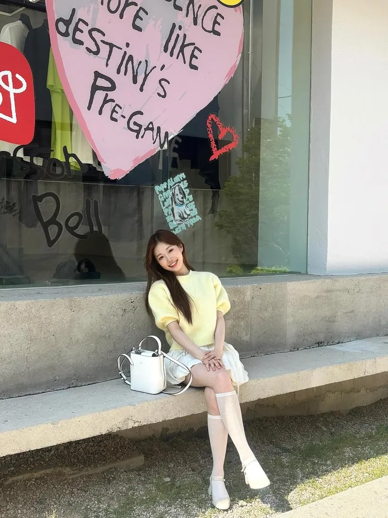 “햇살 아래 피어난 미소”…정서주, 노란 니트로 완성한 초여름 감성 / 가수 정서주 인스타그램