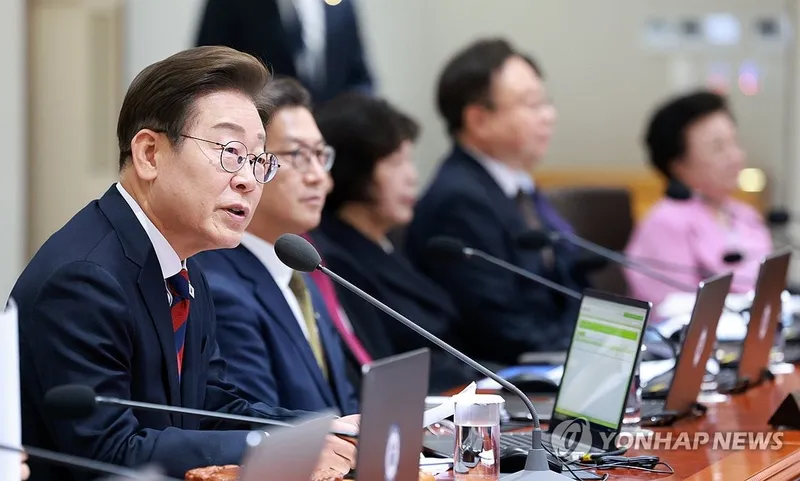 이재명 새 청와대, 윤석열 인사들과 어색한 첫 회의