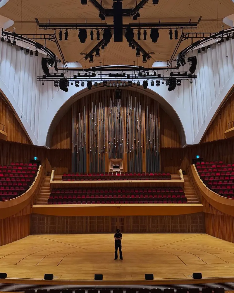 “From concrete to the podium”…창모, 압도적 적막→공연장 한가운데 선 존재감 / 가수 창모 인스타그램