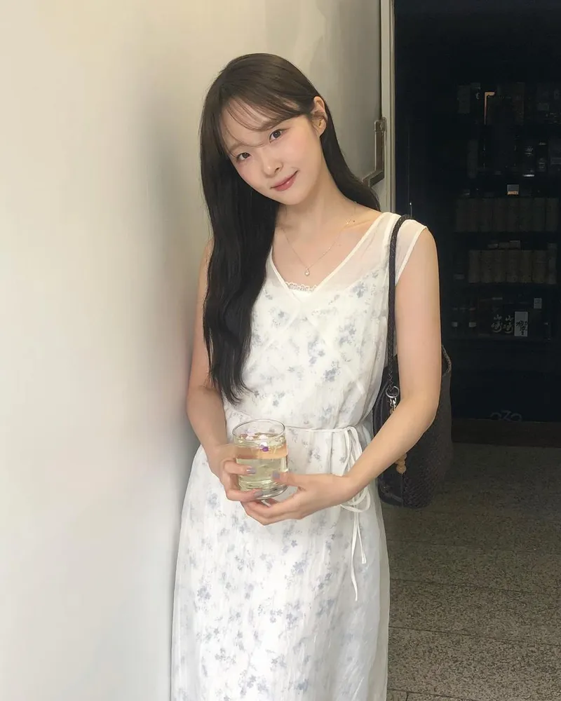 “여름 정원에 스며든 순간”…이서경, 환한 미소→초여름 기운 가득 / 환승연애3 출연자 치위생사 이서경 인스타그램
