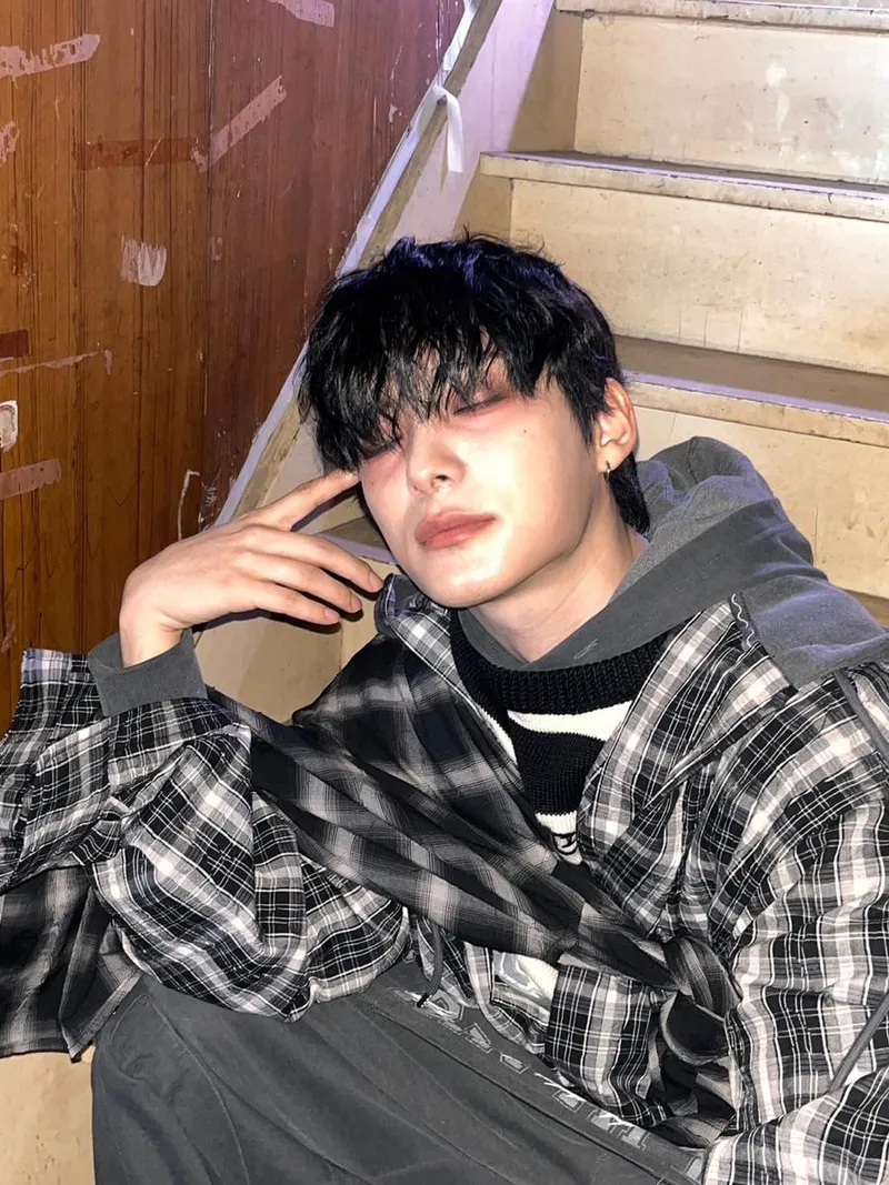 “깊어진 그림자 아래서”…박준희, 몽환적 눈빛→초여름 감성 자극 / 그룹 에이스 박준희 인스타그램