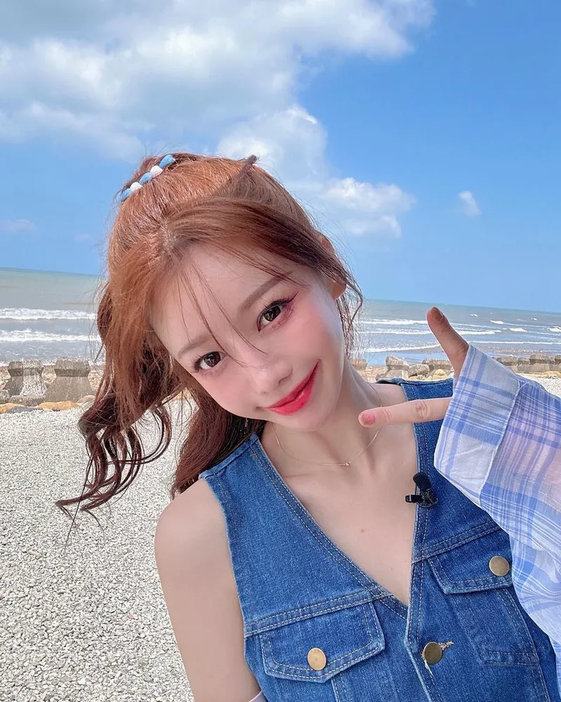 “푸른 하늘이 너무 좋아서”…이아영, 밝은 미소→초여름 바닷가 설렘 / 치어리더 이아영 인스타그램