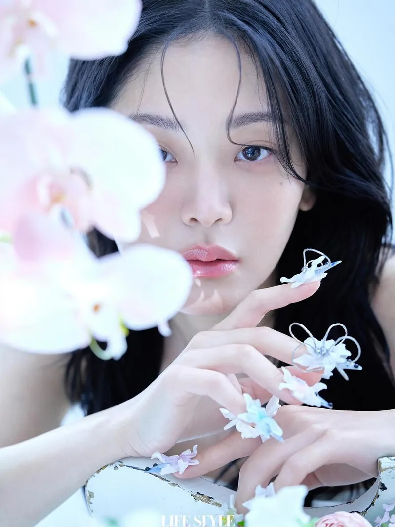 “라이프스타일을 닮은 순간”…정수빈, 몽환적 시선→초여름 향기 완성 / 배우 정수빈 인스타그램