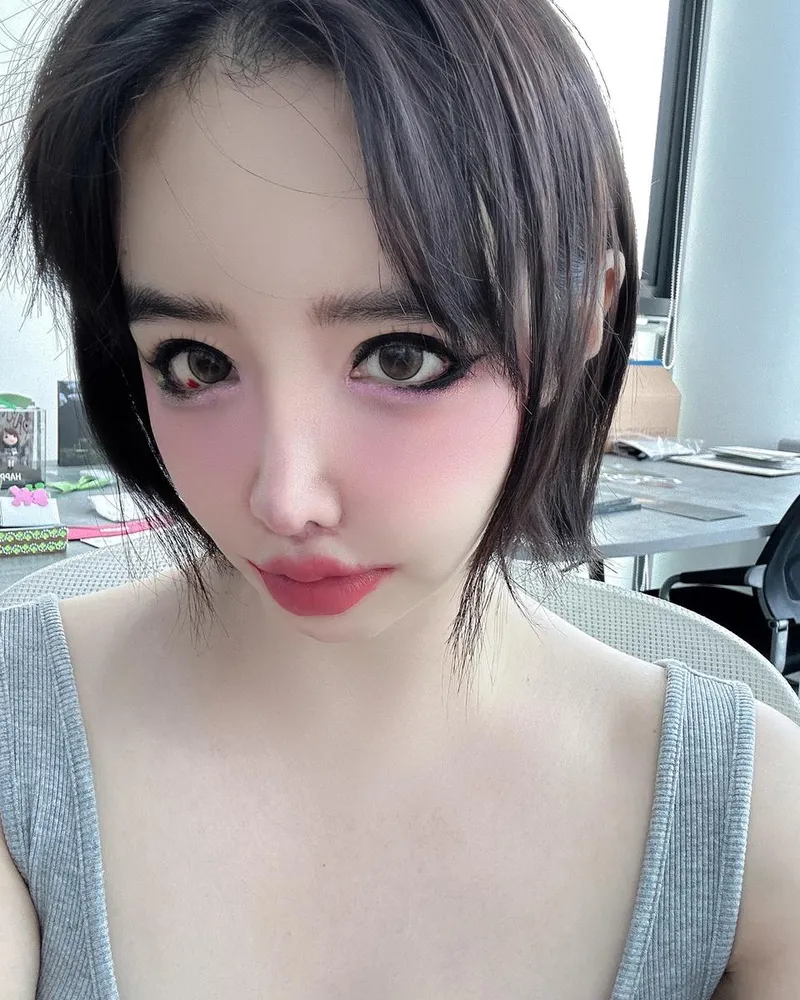 “박봄 사무실에서 놀고 있는중”…박봄, 차분한 낮 공기→청초한 셀카로 근황 공개 / 걸그룹 2NE1 박봄 인스타그램