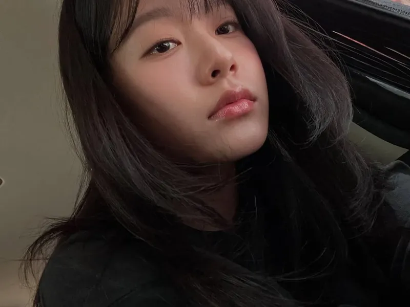 “그윽한 눈빛의 여운”…박유나, 창가 오후→차분한 존재감 / 배우 박유나 인스타그램