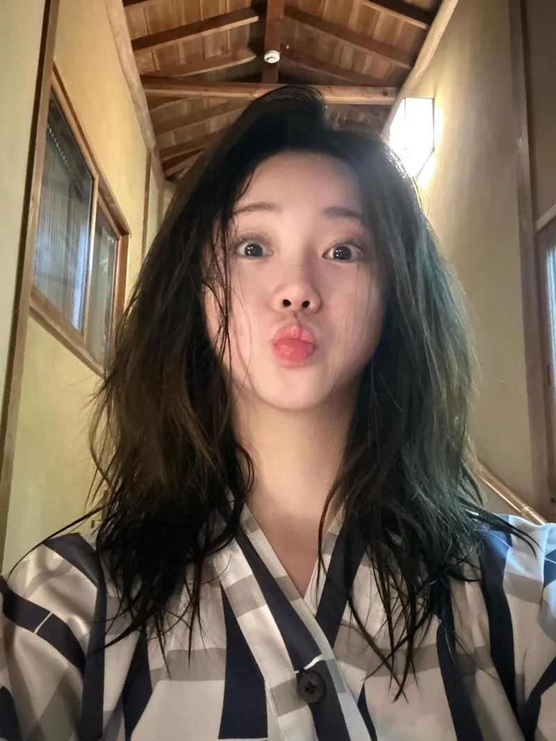 “니기타 도쿄의 하루”…홍지윤, 장난스러운 표정→여행 감성 대방출 / 가수 홍지윤 인스타그램