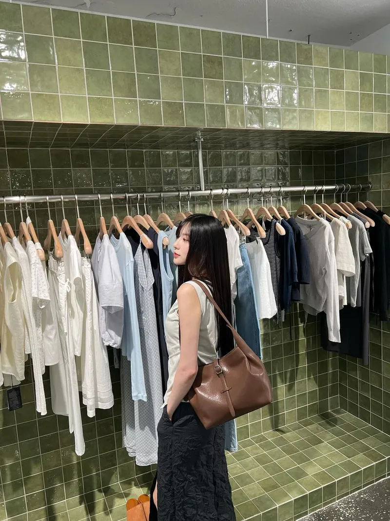“영원히 시들지 않는 정원”…오하영, 묵직한 차분함→초여름 의미심장 일상 / 걸그룹 에이핑크 오하영 인스타그램
