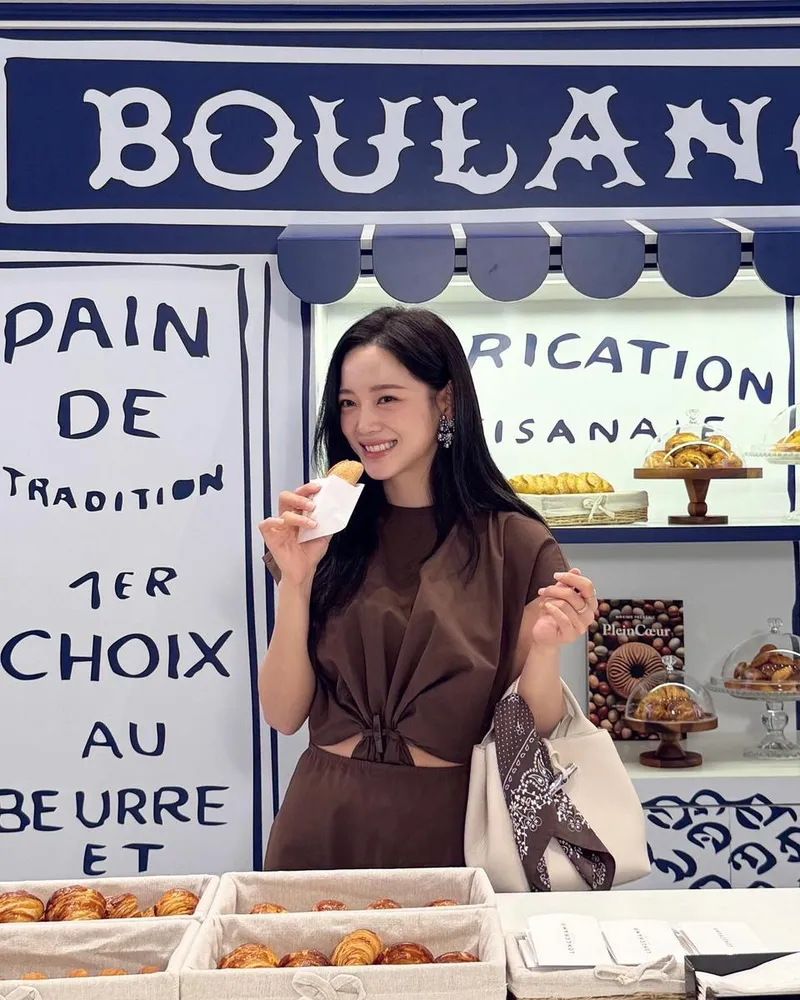 “파리 골목을 담았네요”…김세정, 생기 가득한 미소→여름 초입 감성 / 걸그룹 아이오아이 김세정 인스타그램