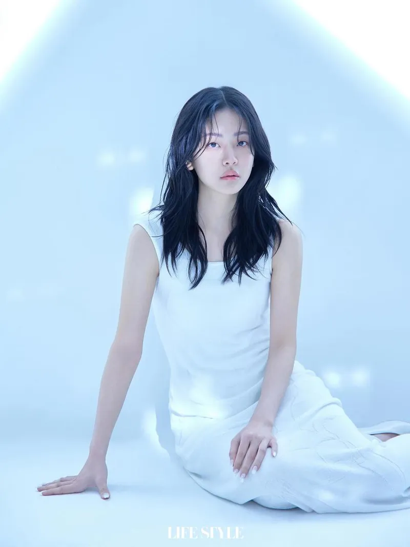 “여름 안개 속에서 머문 듯”…정수빈, 몽환적 고요→순백 아우라 폭발 / 배우 정수빈 인스타그램