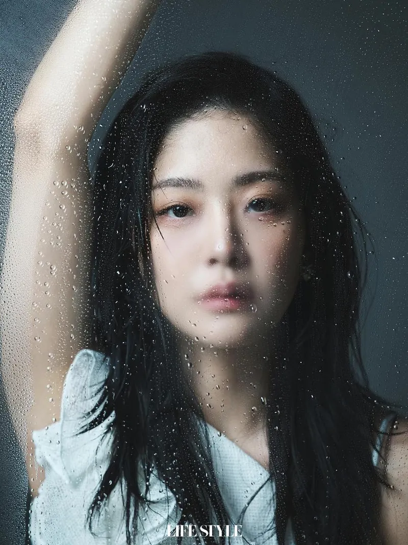 “유리 너머 스며든 감정”…정수빈, 한낮의 여름빛→촉촉한 청량미 / 배우 정수빈 인스타그램