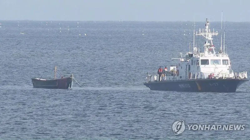 동해 표류 北주민 4명 구조…남북 긴장 속 송환 딜레마