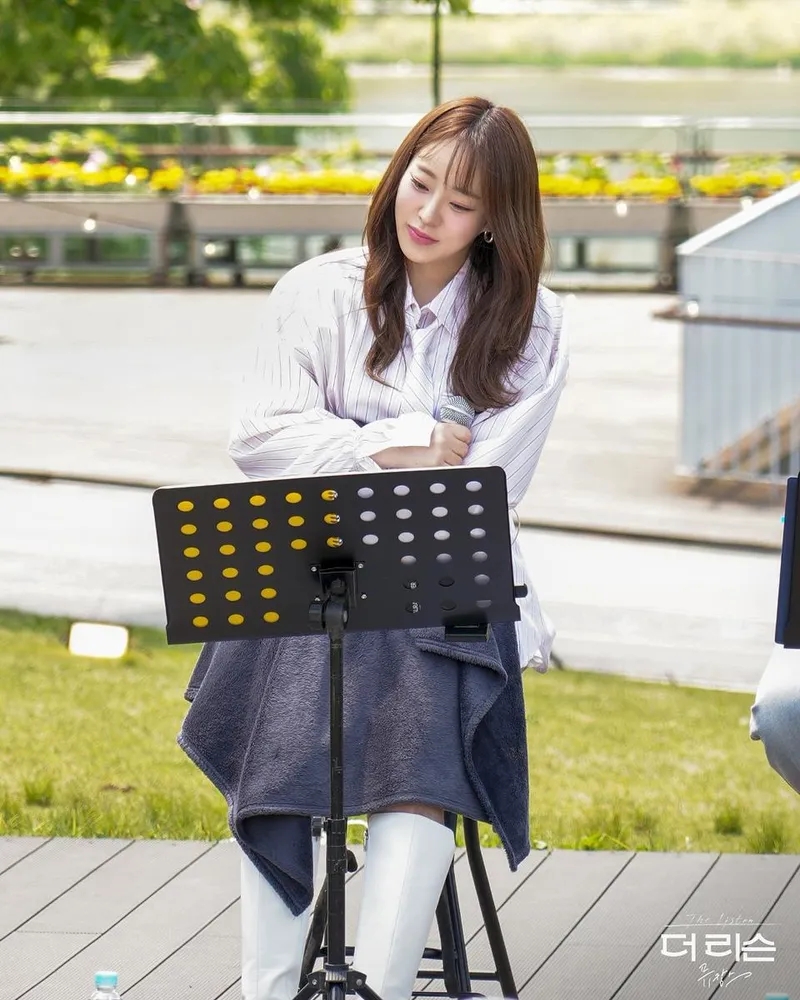 “조용히 스며든 초여름 바람”…신예영, 푸른 무대 위→청량한 존재감 / 가수 신예영 인스타그램