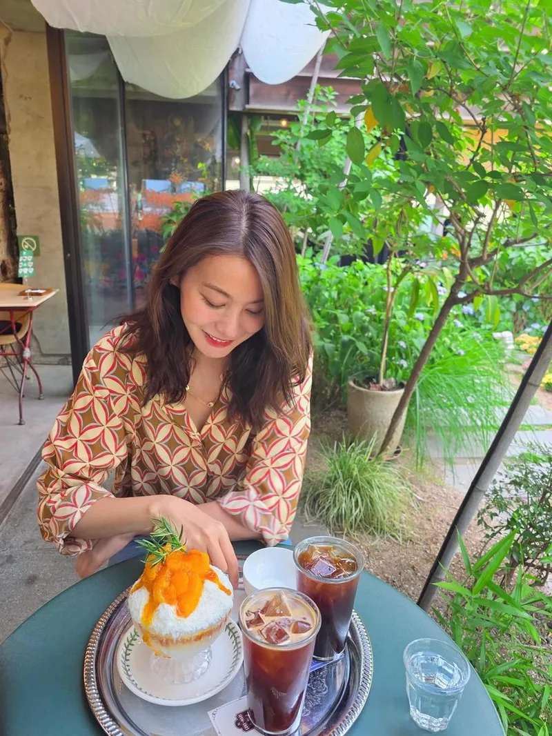 “오늘도 행복해져랏”…유인영, 싱그러운 초여름→기분 좋은 미소 / 배우 유인영 인스타그램