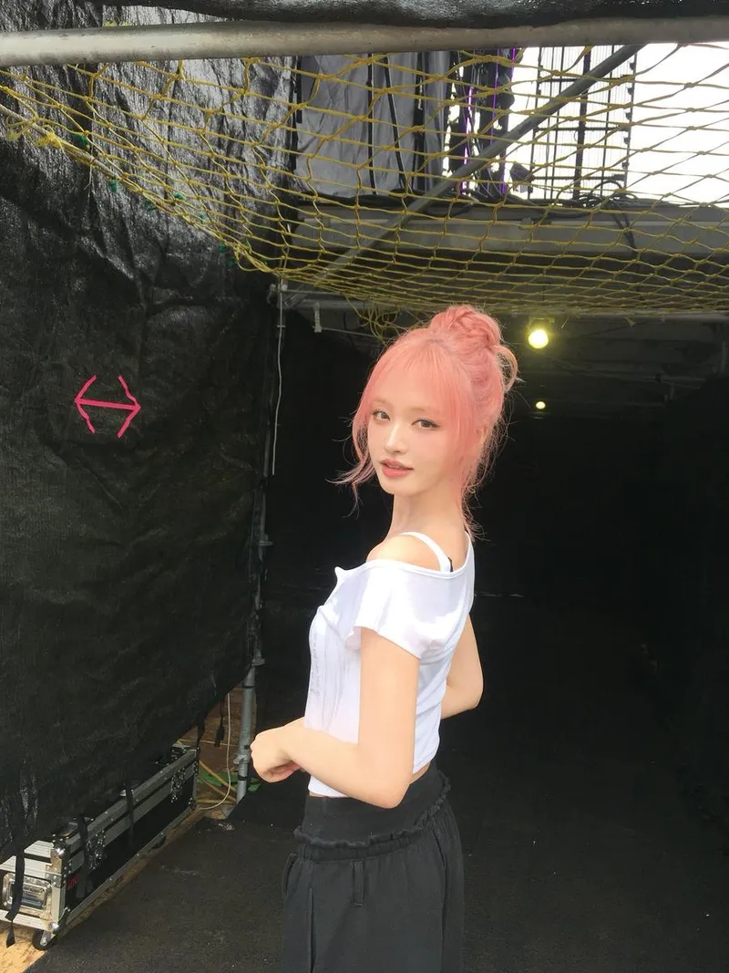“한낮 햇살 사이로”…아이브 리즈, 핑크빛 여름→소년미 눈빛 압도 / 걸그룹 아이브 리즈 인스타그램
