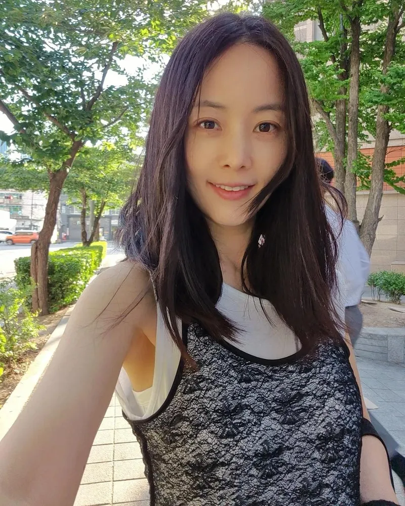 “햇살에 촉촉해진 미소”…손여은, 초여름 거리→청량한 일상 / 배우 손여은 인스타그램