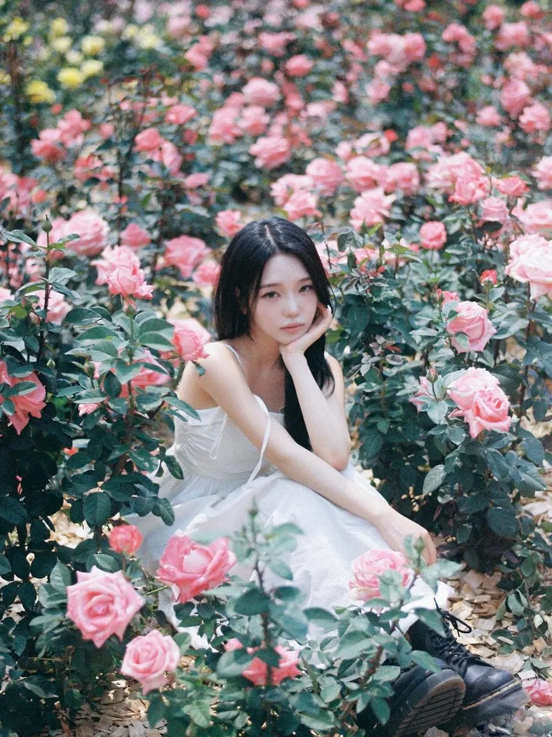 “장미 정원에 앉았을 뿐인데”…노지선, 초여름 감성→순수와 몽환의 경계 / 걸그룹 프로미스나인 노지선 인스타그램