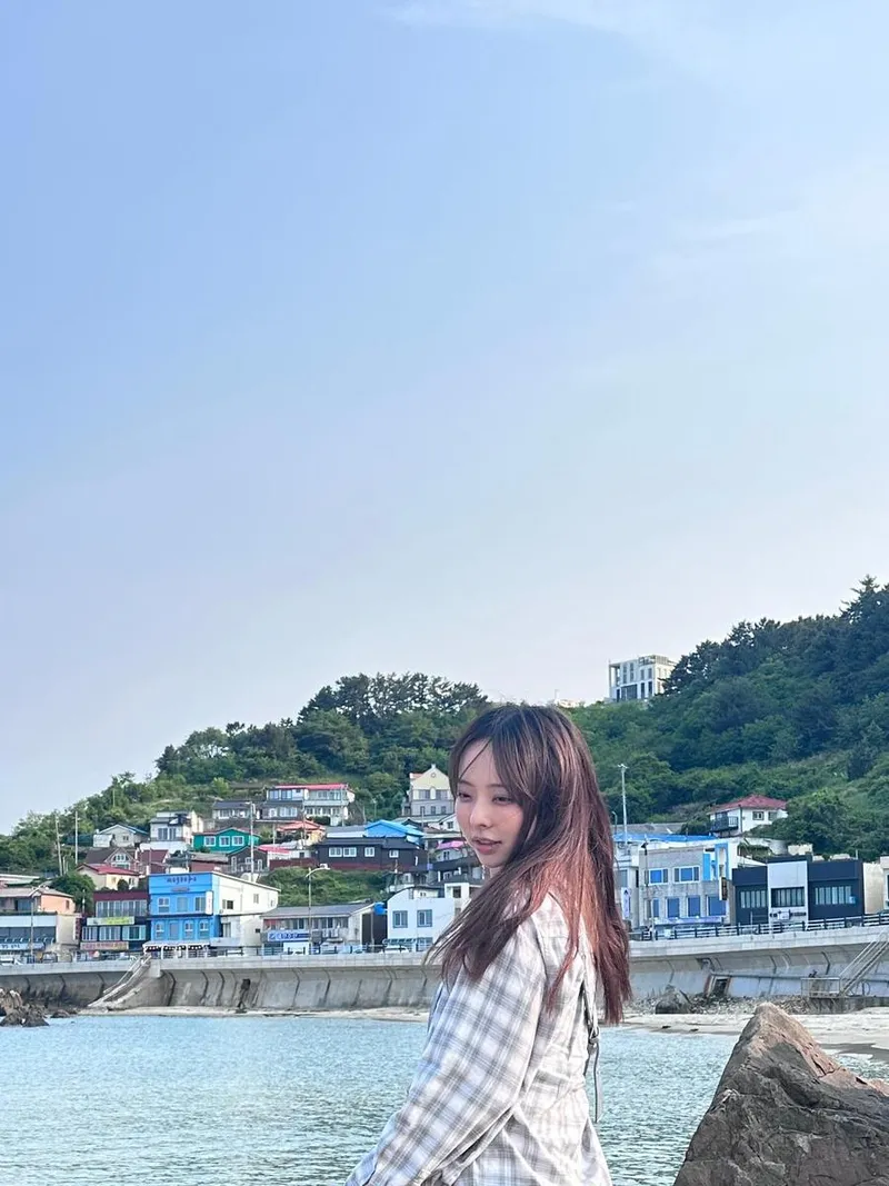 “동해의 바람을 닮은 오후”…비비, 청명한 감성→산뜻한 여유 / 걸그룹 루셈블 비비 인스타그램