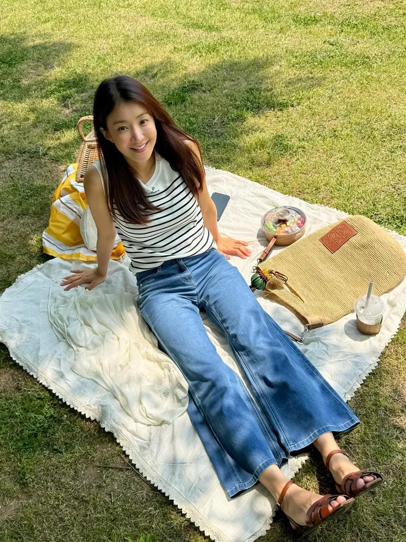 “피에이티 입고 나들이”…이시영, 햇살 곁에서→초여름 설렘 만끽 / 배우 이시영 인스타그램