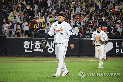 “3⅔이닝 4실점 자진 교체”…류현진, 허벅지 통증→한화 투구 조기 종료