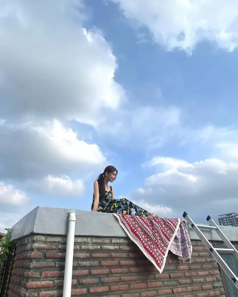 “지나가라 먹구름”…유수아, 옥상 위 여름→청명한 자기만의 순간 / 걸그룹 첫사랑 유수아 인스타그램