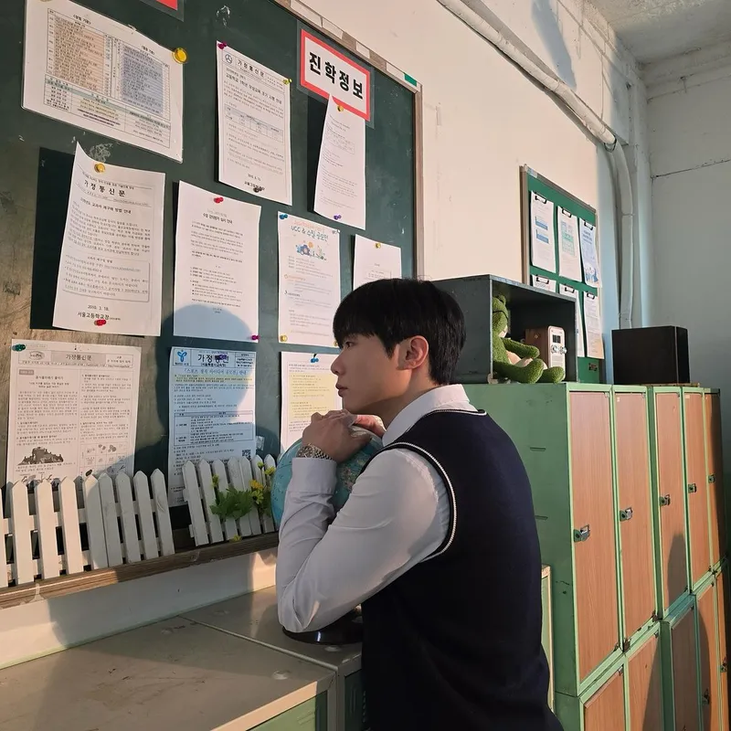 “너랑 집 같이 갈라고 기다리고 있지”…탑현, 청춘의 여운→교실 감성 만개 / 가수 탑현 인스타그램