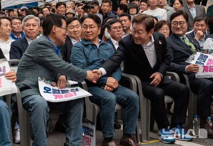 이재명 대통령 후보 시절, 광주 금남로에서 박지원 전 국정원장과 인사를 나누고 있다. 2025.05.17. / 뉴시스