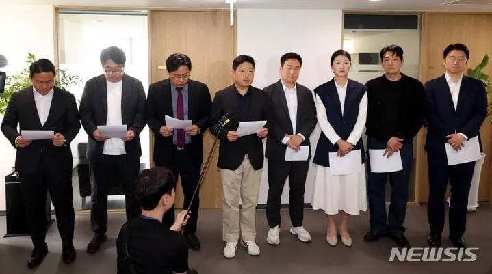 국민의힘 3040세대 모임인 ‘첫목회’ 이재영 간사가 지난해 5월15일 오전 서울 종로구의 한 사무실에서 보수 재건과 당 혁신을 주제로 밤샘 토론한 내용을 발표하고 있다. 2024.05.15. / 뉴시스
