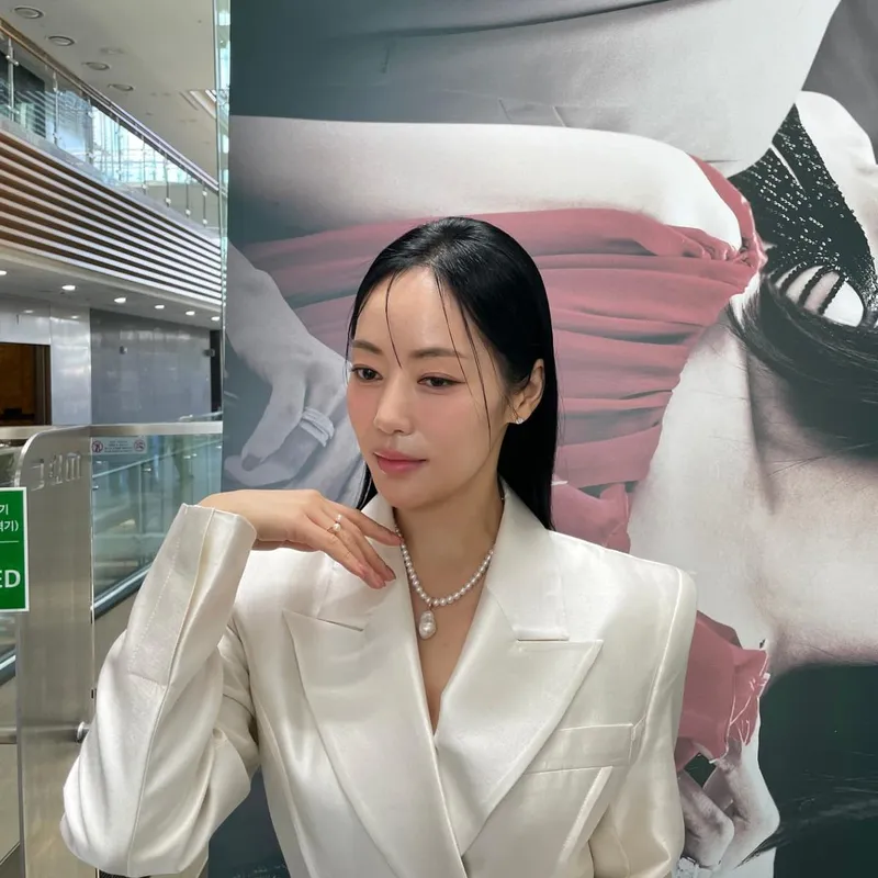 “제작발표회 마치고 왔어요”…윤아정, 담담한 눈빛→설렘 가득한 초여름 선언 / 배우 윤아정 인스타그램
