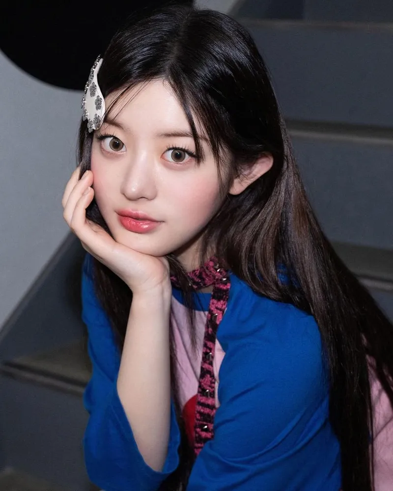 “어린 몬스터의 눈빛”…민주, 밤 계단 위에서→순수함과 신비의 순간 / 걸그룹 아일릿 민주 인스타그램