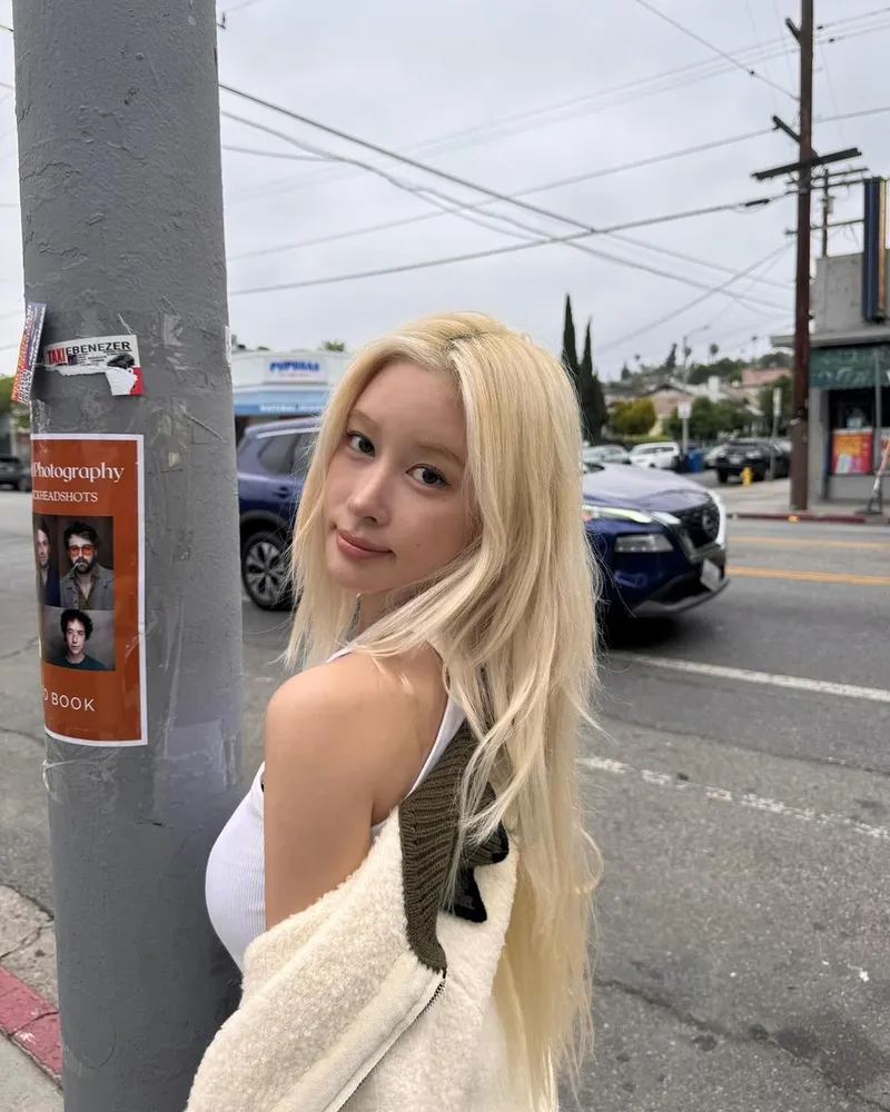 “눈길 따라 흐르는 여름 공기”…다영, 담담한 시선→거리 위 청량한 변신 / 걸그룹 우주소녀 다영 인스타그램