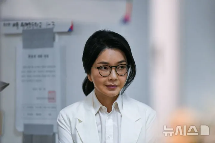 윤석열 전 대통령의 부인 김건희 씨가 제21대 대통령선거일인 3일 오전 투표소에 들어서고 있다 / 뉴시스