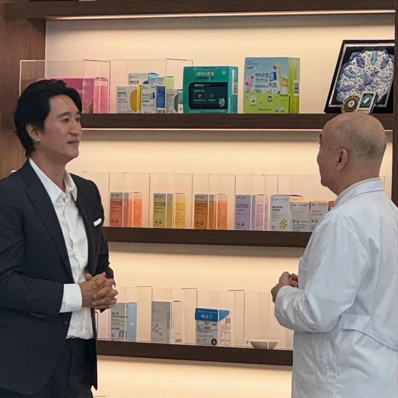 “최고의 유산균으로 곧 찾아뵙겠습니다”…신현준, 단정한 미소로 변화 예고 / 배우 신현준 인스타그램
