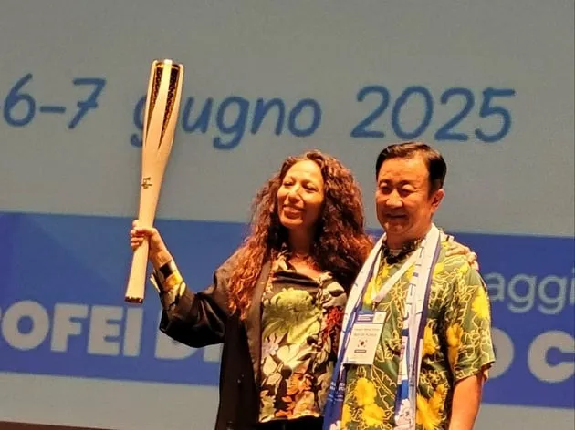 “평창 유산 전달”…윤강로, 밀라노 조직위에 성화봉 기증→올림픽 유대 강화