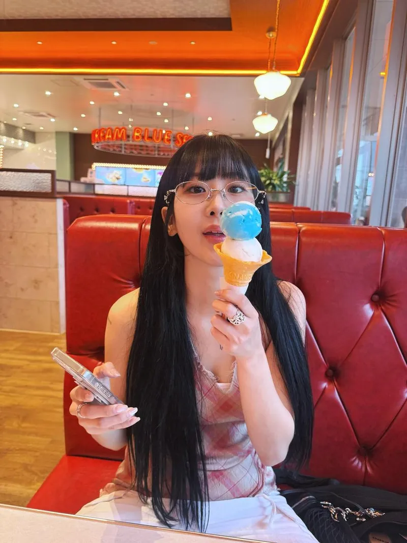 “블루씰이 젤로다야”…강혜연, 초여름 감성→아이스크림 한입의 여유 / 가수 강혜연 인스타그램