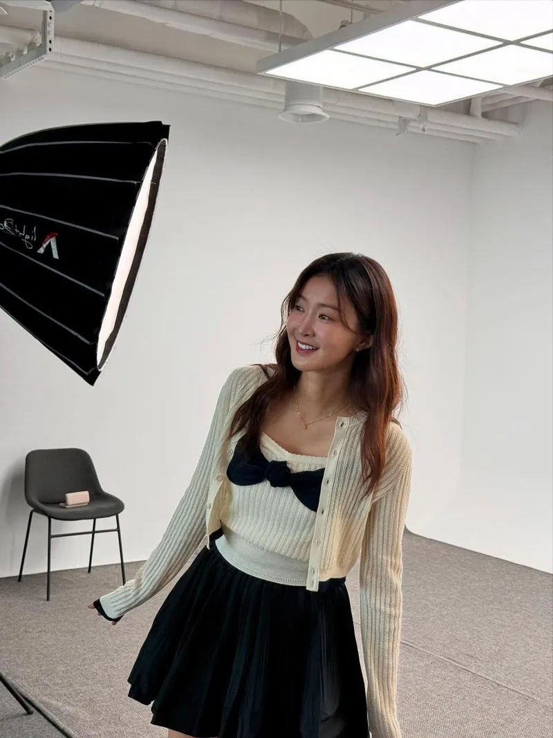 이시영, 청초한 봄빛 미소로 촬영장 물들였다