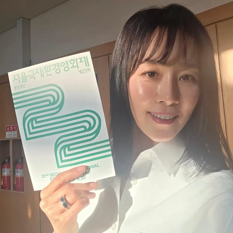 “이제껏 잘 버텨온 지구에게”…문정희, 햇살 속 결심→환경영화제 인증 / 배우 문정희 인스타그램