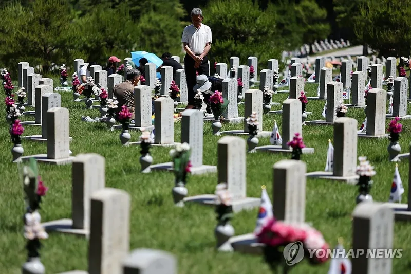 경남도, 현충일 추념에 천 명 운집