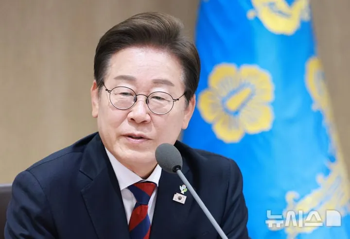 이재명 대통령, 첫 국무회의서 ‘찢어진 태극기’ 배지 착용…독립운동 상징 강조