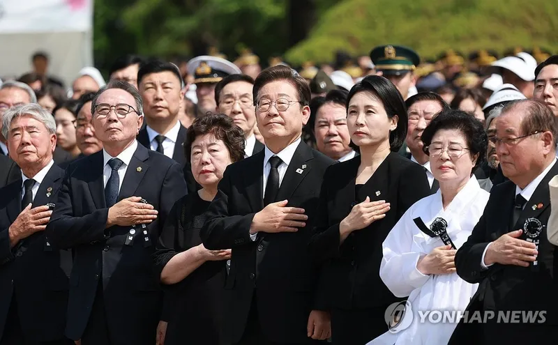 이재명 대통령과 김혜경 여사가 국립서울현충원 추념식에서 국기에 경례하고 있다. 2025.6.6 / 연합뉴스